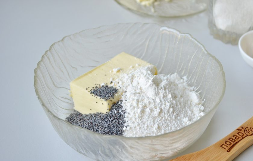 1. Этап. Французские булочки: 2. Сразу сделайте крем для булочек. Для этого соедините мягкое масло с сахаром, крахмалом и маком. Вилочкой перемешайте.