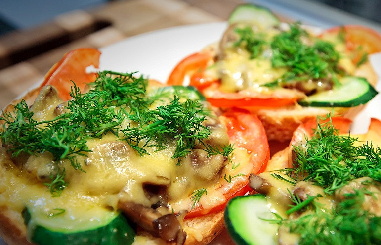 1. Этап. Бутерброды с шампиньонами и сыром: После этого нам остается только украсить их свежей зеленью и подать бутерброды к столу. Приятного всем аппетита!