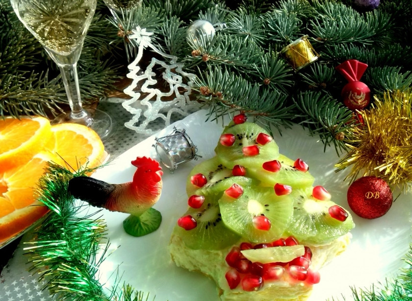 1. Этап. Новогодний кекс Елочка: Украсьте елочку кольцами киви и зернами граната, при желании присыпьте кокосовой стружкой. Поставьте десерт в холодильник минимум на полчаса. Приятного аппетита!