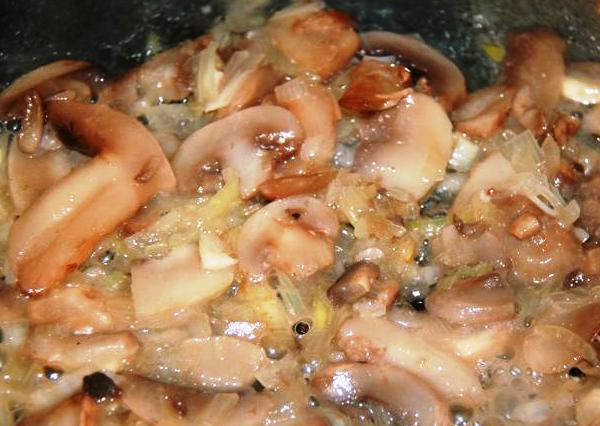 1. Этап. Паста с грибами в сметанном соусе: Далее добавьте к луку порезанные грибы и куриное мясо. Обжаривайте минут 10.