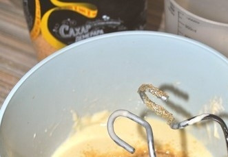 1. Этап. Тесто для пирогов на закваске: 6. Добавьте 100 граммов тростникового сахара и еще раз перемешайте.