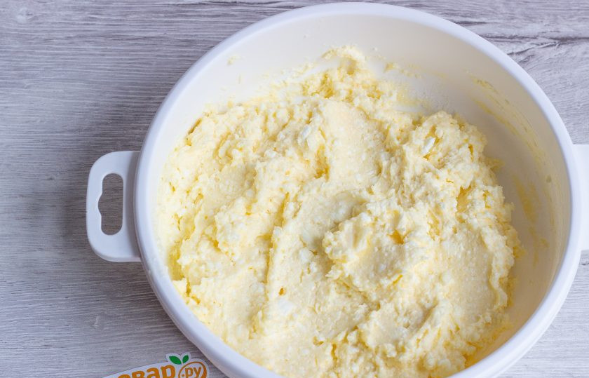 1. Этап. Творожное печенье с корицей и кунжутом: Возьмите масло комнатной температуры и разотрите его с творогом. Добавьте сахар, соль и разрыхлитель.