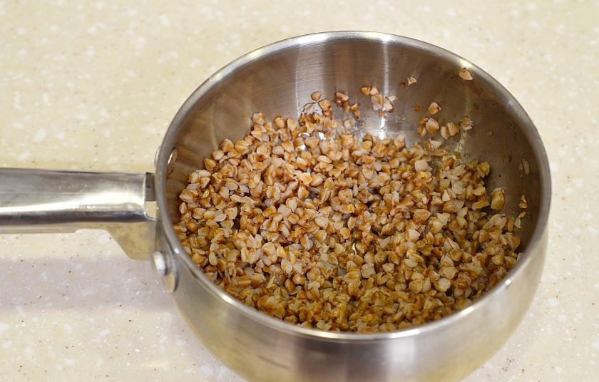 1. Этап. Гречневая каша с яблоком: 1. Гречку залейте водой и отварите до готовности.