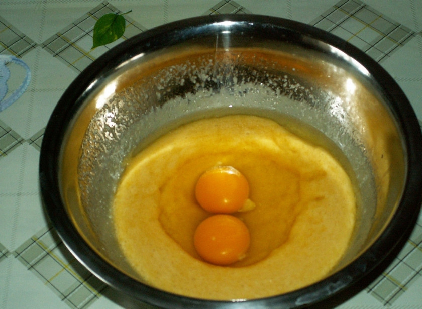 1. Этап. Торт Медовик со сгущенкой: Когда масса остынет, добавьте в нее яйца.