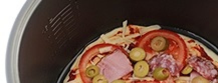 1. Этап. Пицца с ветчиной в мультиварке: Теперь выложите порезанные кольцами помидоры и соленые огурцы, ветчину нарезанную ломтиками и порезанные пополам оливки.