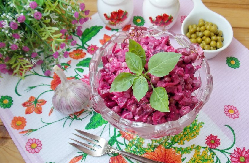 1. Этап. Салат из свеклы с зеленым горошком: Салат готов. Подавайте на закуску.