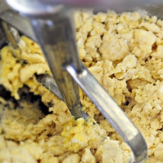 1. Этап. Пирог с черникой и персиками по-деревенски: Еще раз хорошенько все перемешиваем.