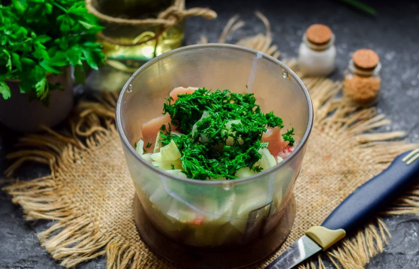 1. Этап. Куриные котлеты с укропом: Переложите в чашу бленера лук и курицу, добавьте мелко нарезанный укроп, измельчите все на высоких оборотах.