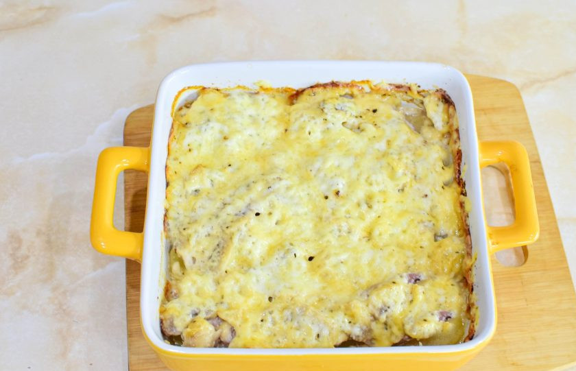 1. Этап. Мясо по-орловски из свинины: Мясо по-орловски готово. Достаньте форму из духовки.