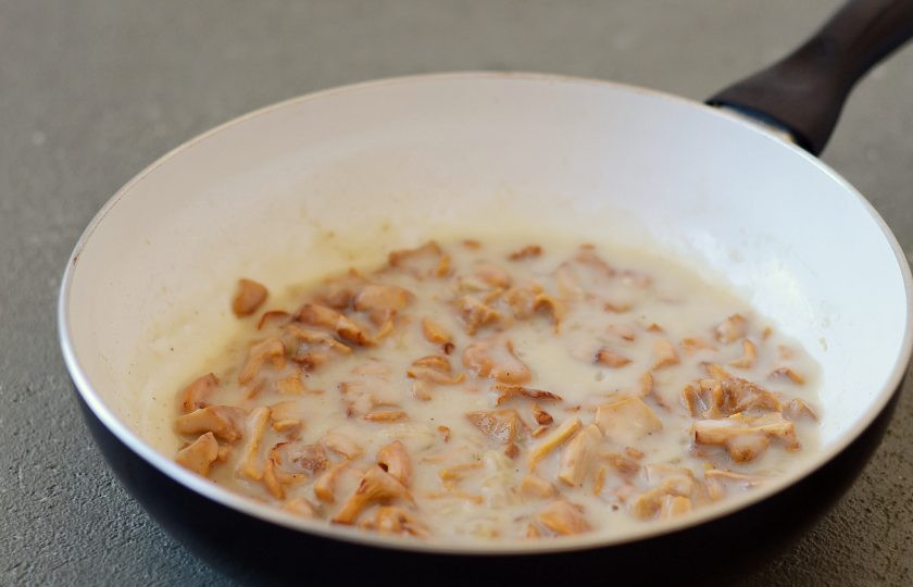 1. Этап. Лазанья с лисичками: Соедините 2/3 части соуса 