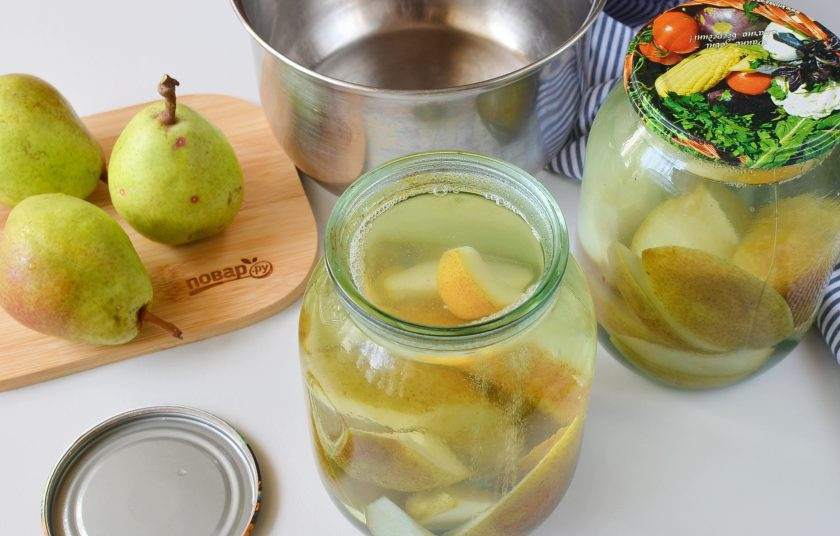 1. Этап. Компот из груш: Доведите воду до кипения и снова залейте банки с грушами. Закатайте.