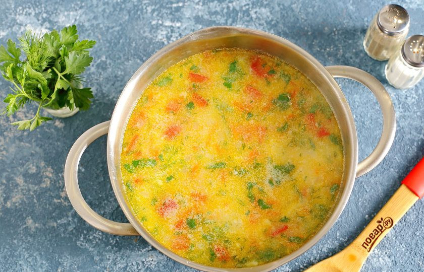 1. Этап. Куриный суп по-болгарски: Доведите до кипения и через пару минут тонкой струйкой влейте заправку. По желанию добавьте любую свежую зелень и отрегулируйте на соль. Готовому супу дайте настояться и подавайте к столу.