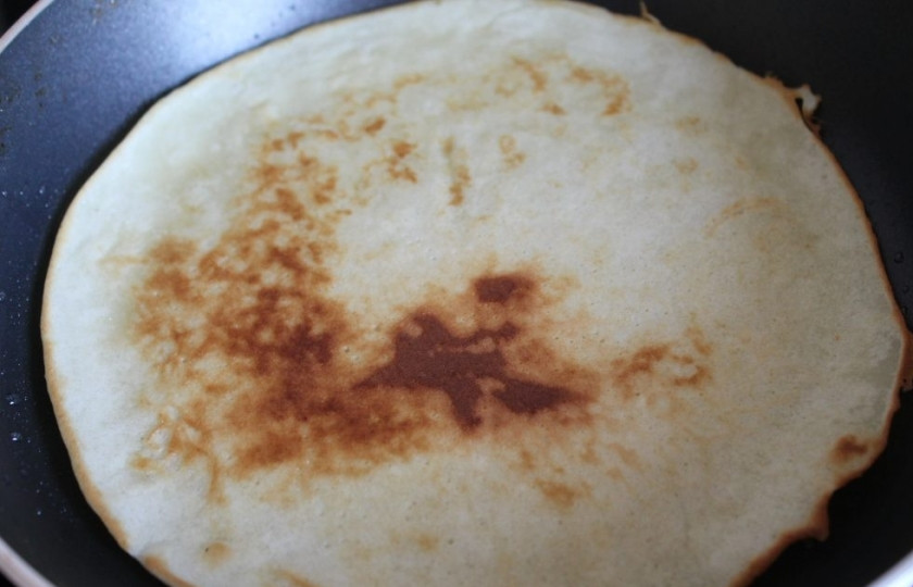 1. Этап. Блины простые: 3. Сковороду для блинов ставим на огонь, наливаем подсолнечное масло и ждем до хорошего разогрева. На раскаленную поверхность половником наливаем тесто и распределяем по всей поверхности тонко, через пару минут переворачиваем блин и жарим до появления румяной корочки.