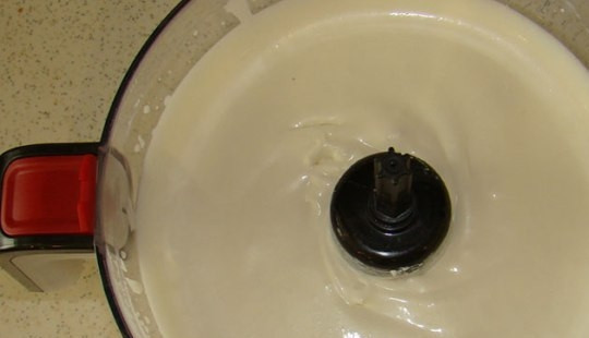 1. Этап. Творожный торт с желе и фруктами: И все это тщательно перемешиваем.