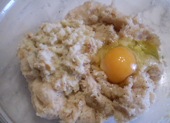1. Этап. Котлеты из куриного филе: Соедините фарш с яйцом и хлебом. Если молоко осталось, то влейте его прямо в фарш. Посолите и поперчите по вкусу.