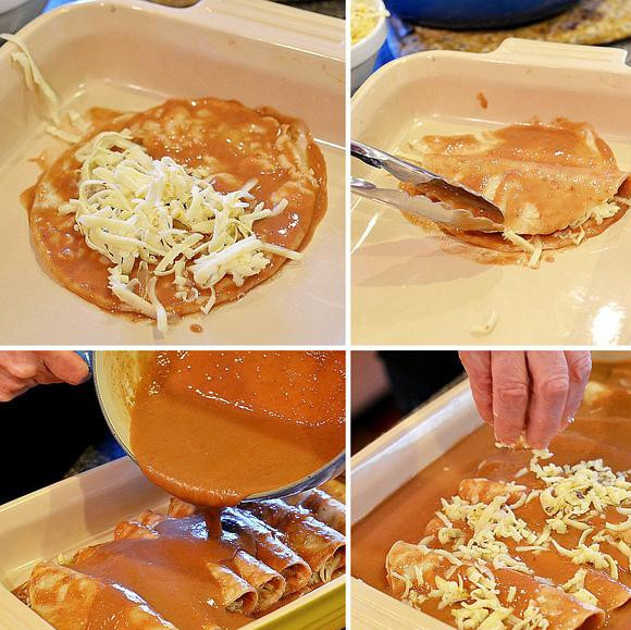 1. Этап. Энфриджоладас: 4. Положить лепешку, погруженную в соус, в небольшое блюдо для выпечки. Посыпать небольшим количеством сыра одну сторону лепешки, а затем сложить ее пополам, как кесадилью. Повторить с оставшимися лепешками, заполняя ими форму. Залить форму оставшимся соусом и посыпать оставшимся сыром.