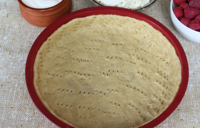 1. Этап. Малиновый торт Летний: Готовое тесто распределяем по форме. По периметру делаем бортик. Тесто прокалываем вилкой. Запекаем при температуре 190-200 градусов около 12 минут.