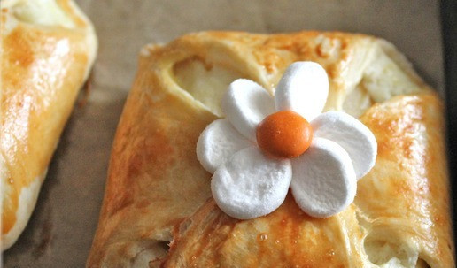 1. Этап. Венгерская ватрушка с грушей: Украсить ватрушку «цветочком» из маршмеллоу.