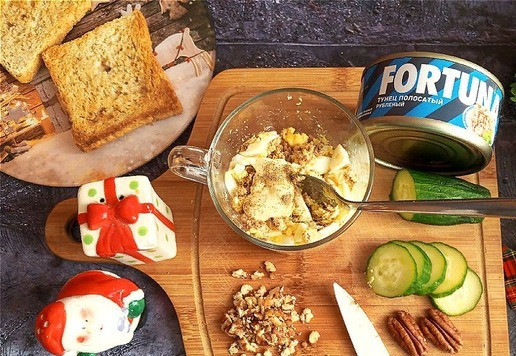 1. Этап. Закусочные тосты с тунцом: Два ореха пекан оставлю дольками. Один орех мелко порублю для намазки. Соединяем тунец, яйцо и майонез при помощи вилки, делая массу более-менее гладкую, но без усердия. Пусть будут в ней фрагменты. Майонеза кладите по вкусу, но чтобы масса не была жидкая. Солим и перчим по вкусу. Вмешиваем мелко порубленный пекан. Можете его заменить на грецкие орехи, но с ним пикантней.