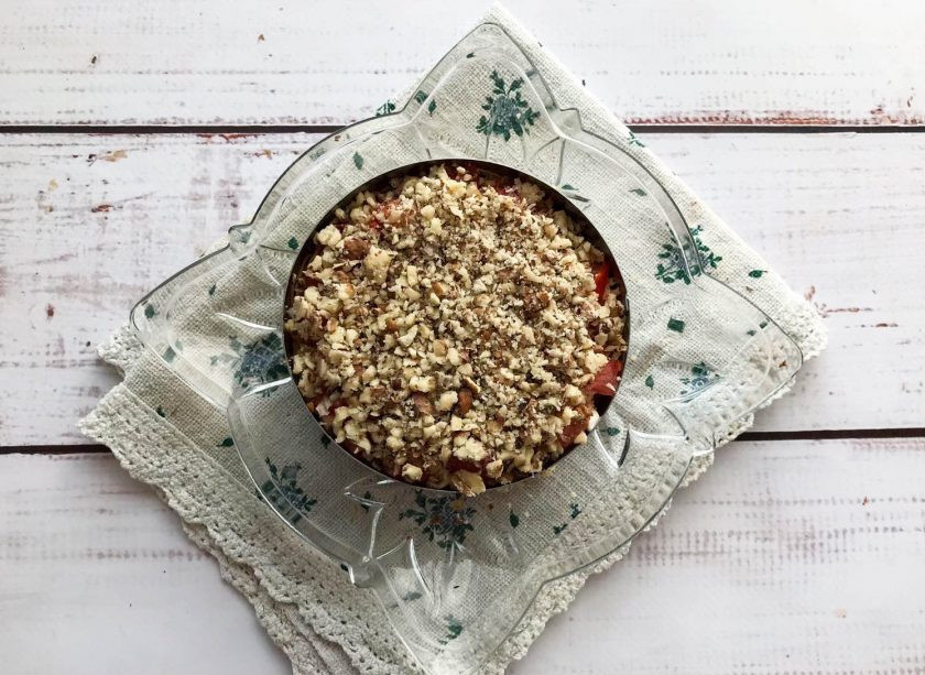 1. Этап. Салат с ветчиной и грецкими орехами: Грецкие орехи очистите от скорлупы, мелко нарежьте и посыпьте ими салат.