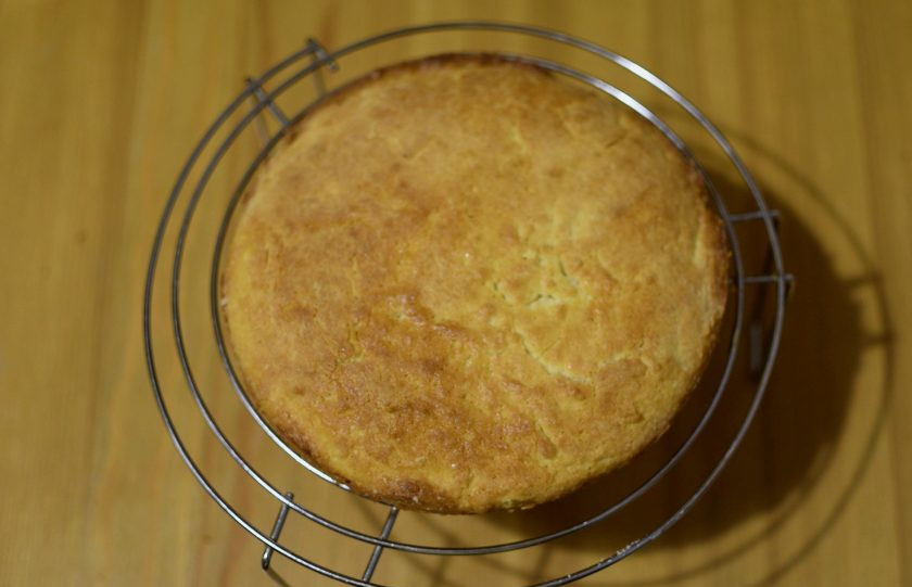 1. Этап. Тирольский пирог с вишней: Выпекайте в разогретой до 200 градусов духовке минут 7-10. Тесто должно стать розовато-золотистым, не пересушивайте его. Готовый корж остудите на решетке.