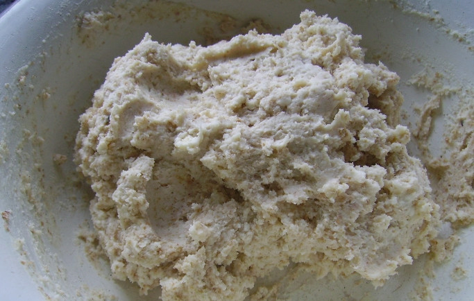 1. Этап. Творожные вареники: 1. Яйцо перетираем с сахаром, пока масса не станет белой и пышной. Добавим к ней творог и сливочное масло, перемешаем Потом добавим муку и опять перемешаем.