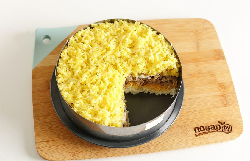 1. Этап. Салат Мышиная радость: Далее выложите тертый на мелкой терке картофель.