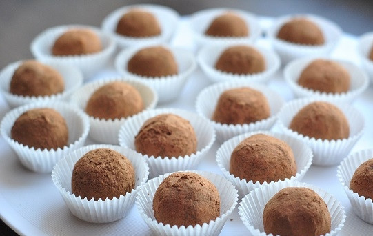 1. Этап. Конфеты из сухофруктов с коктейльной вишней: 4. Обваляйте каждую конфетку со всех сторон в какао. Вот такая красота! Теперь уберите их в холодильник на часик. Перед подачей можно украсить конфетки веточками от вишенок. Приятного аппетита!