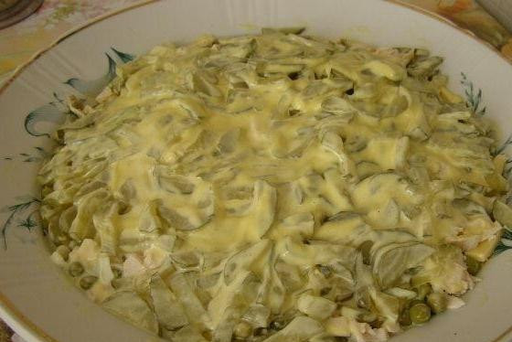 1. Этап. Куриный салат с солеными огурцами: Последний слой - соленые огурцы. Далее все смазать майонезом. И сверху украсить огурчиками.