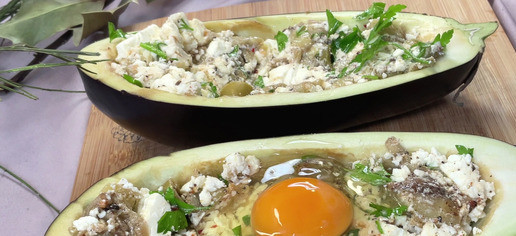 1. Этап. Запечённые баклажаны с фетой и яйцом: наполняем баклажаны начинкой и посередине вбиваем одно яйцо