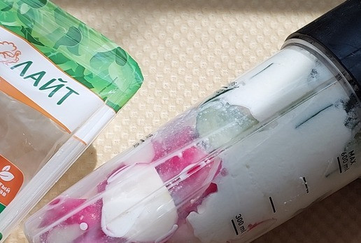 1. Этап. Смузи из редиса к запеченным фрикаделькам: Отмерить йогурт и молоко в блендер, добавить нарезанные овощи и специи.