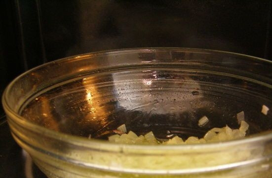 1. Этап. Итальянский соус для макарон: Положите его в специальную посуду и поместите в микроволновку на полную мощность. Готовьте 5 минут.