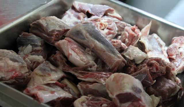 1. Этап. Баранина с артишоками: В большой противень выливаем примерно 2/3 стакана оливкового масла и выкладываем баранину, нарезанную на порционные куски.