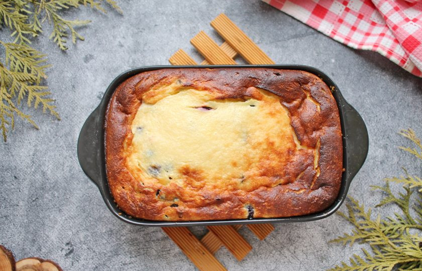 1. Этап. Запеканка из детского творожка Агуша: Форму поставьте в горячую духовку и запекайте при температуре 180 градусов в течение 30-35 минут до готовности. Спустя время форму с запеканкой достаньте и остудите.