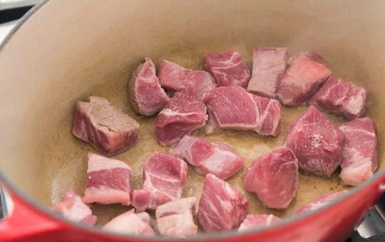1. Этап. Свинина тушеная с зирой: 2. Разогрейте немного растительного масла. Выложите нарезанную кубиками свинину.