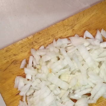 1. Этап. Салат Лужок: Лук очистить и мелко покрошить.