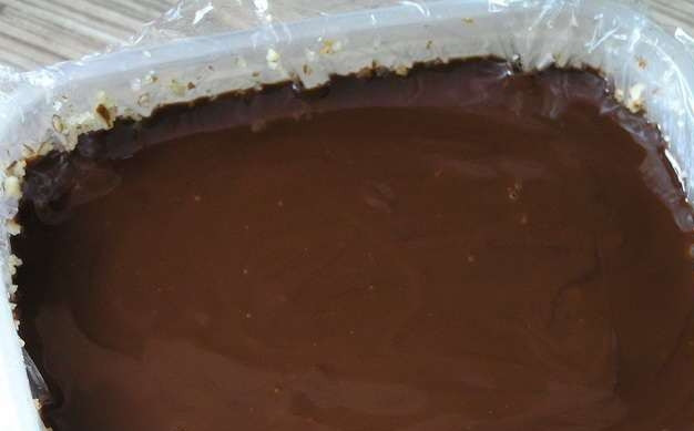 1. Этап. Итальянский шоколадный торт: Сверху на орехи вылейте шоколадный крем.