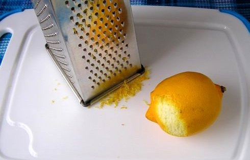 1. Этап. Лимонное желе: Пока желатин набухает в холодной воде, мы при помощи мелкой терки снимаем кожицу с лимона.