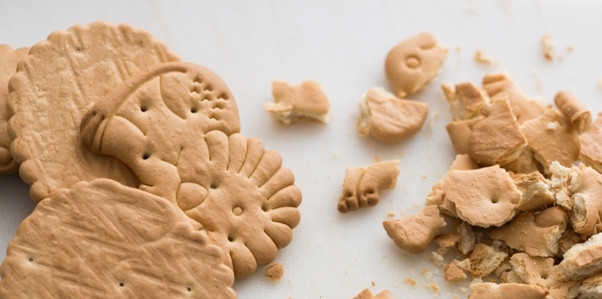 1. Этап. Творожный торт с клубникой: Печенье раздробите на маленькие кусочки.