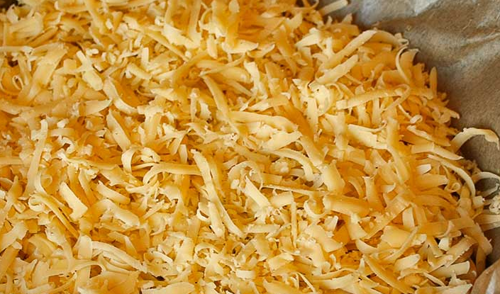 1. Этап. Слоеный пирог-перевертыш: Сверху посыпаем тертым сыром.