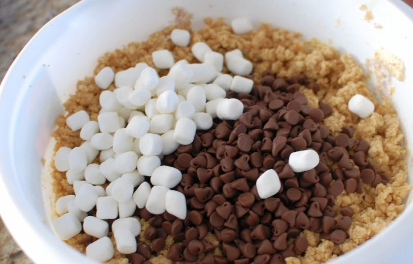 1. Этап. Печенье с шоколадом и зефирками: 4. Добавьте мини-зефирки и шоколадные чипсы (можно рубленый шоколад).