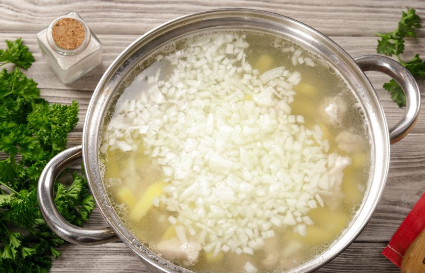 1. Этап. Похлёбка старорусская: Добавьте сырой репчатый лук.