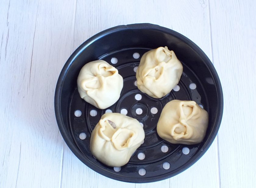 1. Этап. Манты с индейкой: Выложите манты в чашу пароварки или в мантышницу. Варите в течение 40 минут.