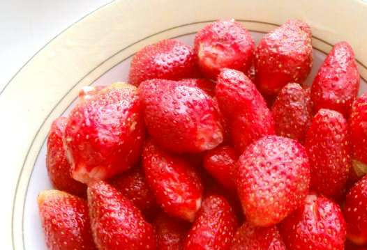 1. Этап. Клубничное суфле для торта: Клубнику вымойте, удалите хвостики.