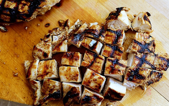 1. Этап. Курица с клубникой в лаваше: 3. Порежьте курицу на кусочки.