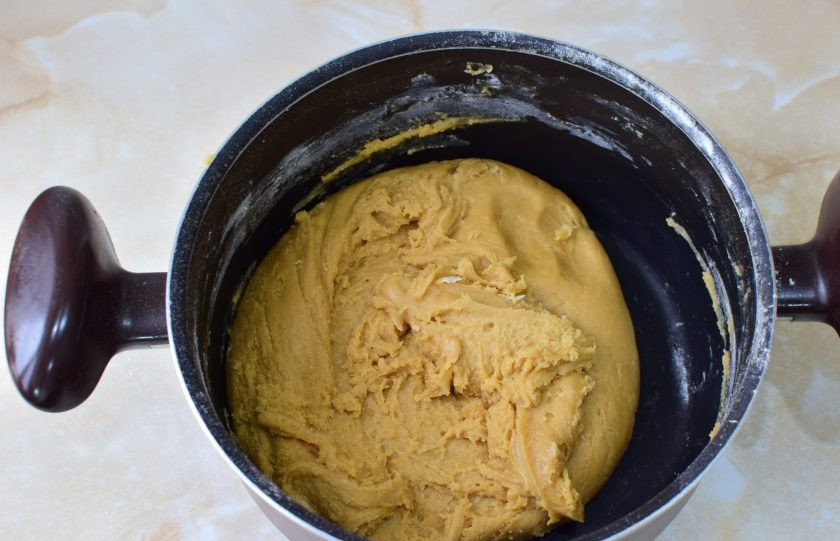 1. Этап. Торт Северный мед: Тесто будет очень мягкое и немного еще будет липнуть к рукам. Накройте его и оставьте отдохнуть минут на 20-30.