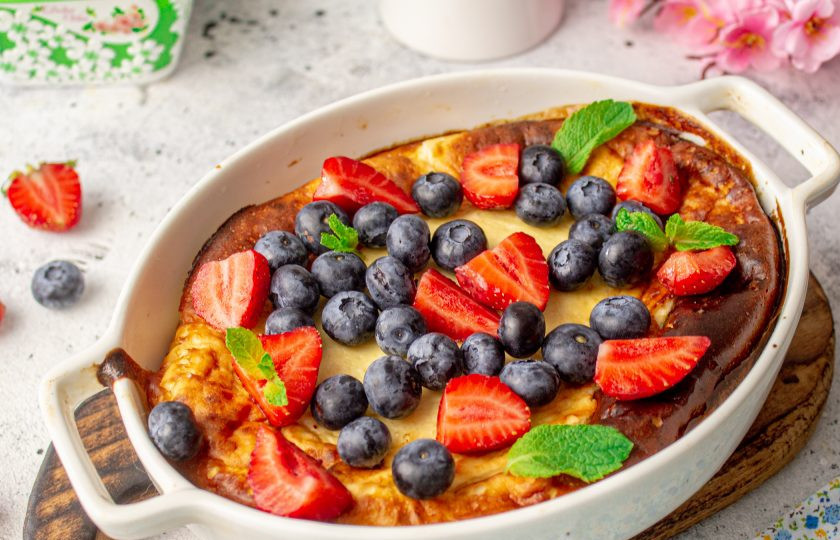 1. Этап. Творожная запеканка с йогуртом: Украсьте по желанию. У меня ягоды.