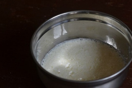 1. Этап. Оладьи с кислым молоком: 1. В глубокую мисочку влейте кислое молоко.