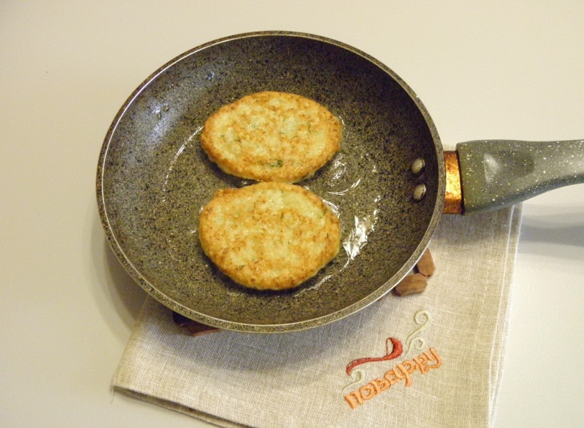 1. Этап. Картофельные оладьи: Осторожно переверните лопаткой оладьи — и обжарьте с другой стороны. Картофельные оладьи готовы! Снимите их с огня и подайте горячими к столу!