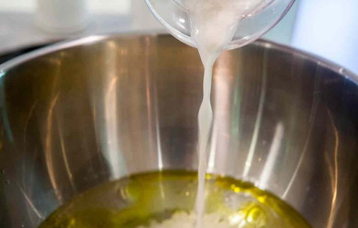 1. Этап. Итальянская фокачча с розмарином: 2. Вылейте к воде дрожжевую смесь.